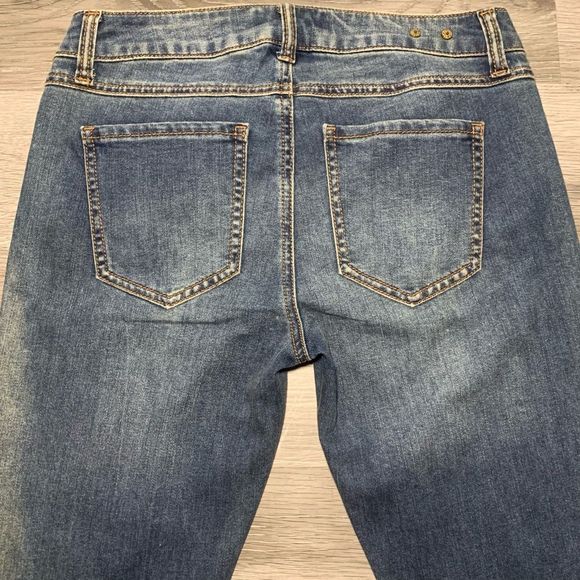 NWT CABI Medium Washed Destructed Skinny Jeans (Size 2) - Picture 9 of 16